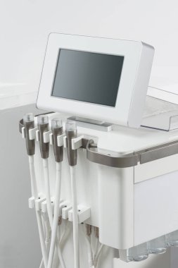 Etkili cilt sıvısı aşılama teknolojisine sahip bir kule makinesinin fotoğrafı. Güzellik tedavisi. hidro soyucu bakım.