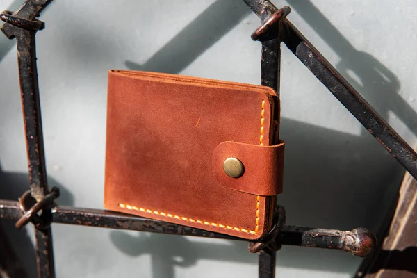 Hand made leather wallet . Leather craft. Selective focus — Stock Photo, Image
