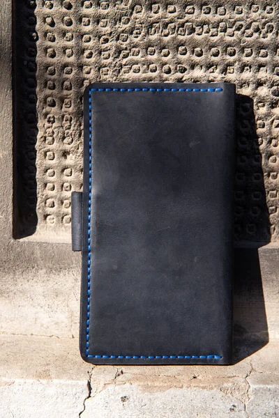 Hand made leather wallet . Leather craft. Selective focus — Stock Photo, Image