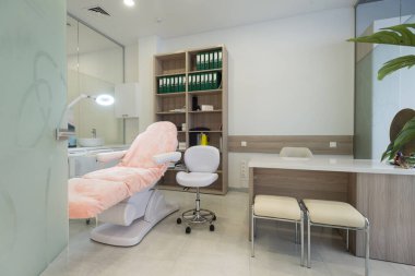 Yeni salon, kaplıca salonu, güzellik salonu ya da dermatoloji kliniği.