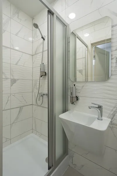 Interiör av ljusa och moderna vitt badrum. duschkabin — Stockfoto