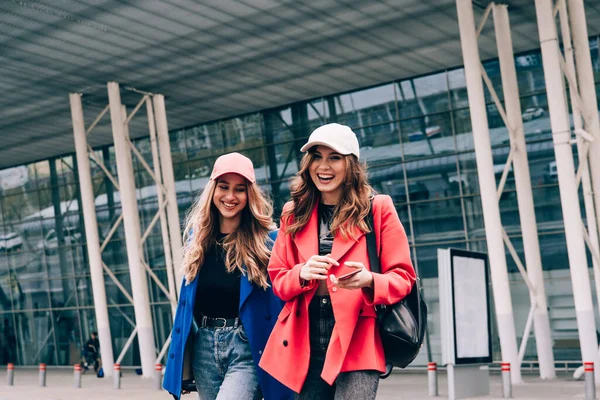 Dos chicas felices caminando cerca del aeropuerto. Viajes aéreos, vacaciones de verano — Foto de Stock