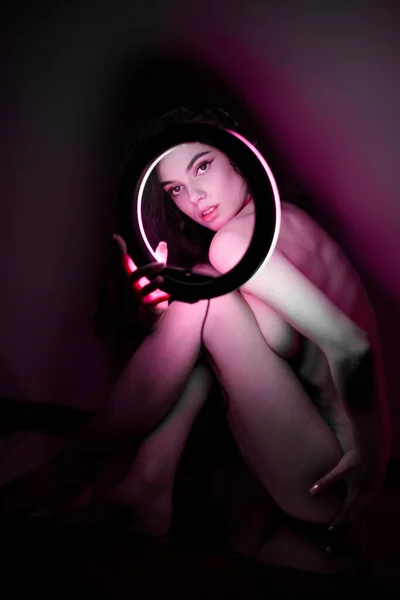 Emozionale studio ritratto giovane donna in cuffie wireless con effetto ring flash. Lampada rotonda del cerchio del LED. — Foto Stock