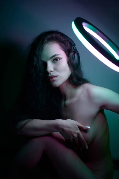 Emozionale studio ritratto giovane donna in cuffie wireless con effetto ring flash. Lampada rotonda del cerchio del LED. — Foto Stock