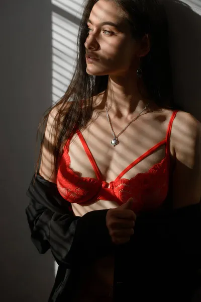 Giovane donna bruna in lingerie rossa in posa sotto il sole — Foto Stock