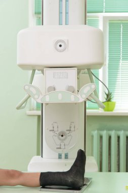 Röntgen odasının içi. Doktor ofisinde röntgen cihazı var..