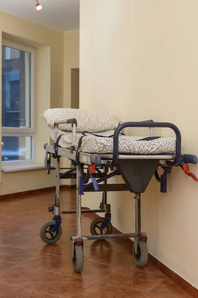 Mobil ve ayarlanabilir eski hastane yatağı. Klinikteki koridor — Stok fotoğraf
