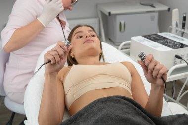Enjeksiyonsuz mezoterapi. Doktor ve hasta klinikte. Yenilenme kozmetoloji aracı. Kadın estetik deri yüz prosedürü.