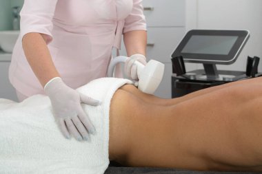 Erkeklerin sırtındaki lazer tüyü alınır. Doktor ve hasta klinikte..