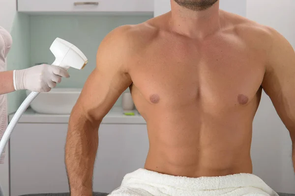 Erkeklerin ön kolunda lazer tüyü alındı. Doktor ve hasta klinikte..
