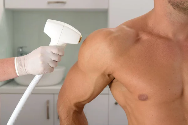 Erkeklerin ön kolunda lazer tüyü alındı. Doktor ve hasta klinikte..