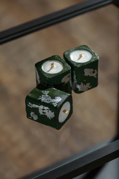 Σύνολο από πέτρα Candle Holder με αφηρημένες μουτζούρες, πράσινο σκυρόδεμα με ασημένια φλόγα. επιλεκτική μαλακή εστίαση — Φωτογραφία Αρχείου
