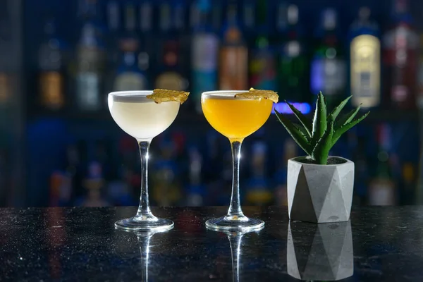 Gula uppfriskande cocktails på ett barbord — Stockfoto