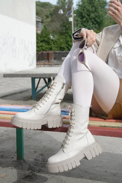 Női lábak viselt fehér divat csizma csipkével — Stock Fotó