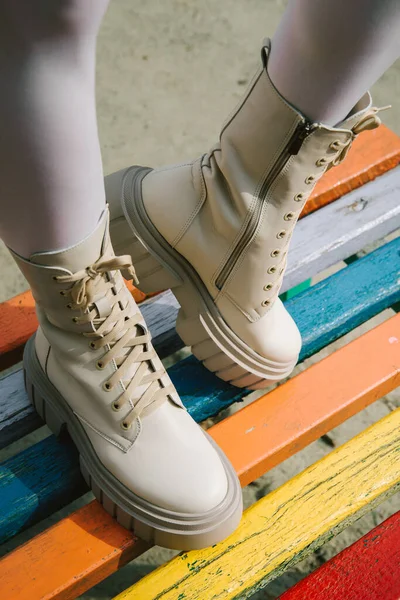 Samičí nohy nošení bílé módní boty s tkaničkami — Stock fotografie