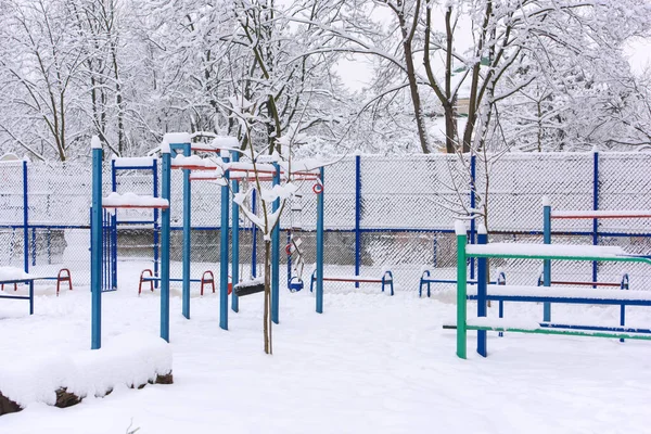 Playground esportivo vazio com barras de metal no parque de inverno para crianças e adultos. Prestações de saúde — Fotografia de Stock