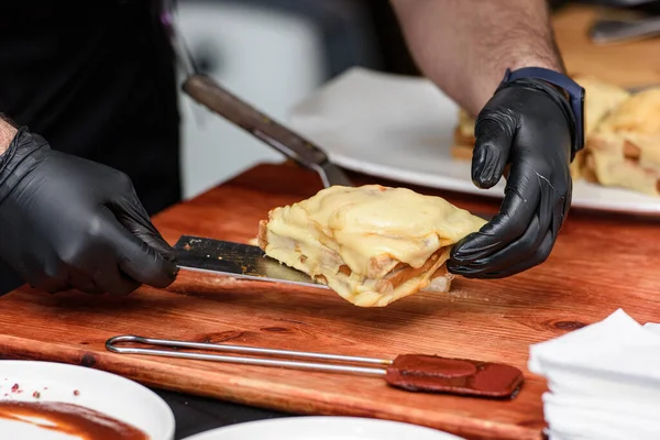 Франчесинья, традиционный португальский сэндвич из Порту. Концепция национальной кухни. повар готовит блюдо в ресторане — стоковое фото