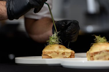 Francesinha, Porto 'dan geleneksel Portekiz sandviçi. Ulusal mutfak konsepti. Şef restoranda yemek hazırlıyor.