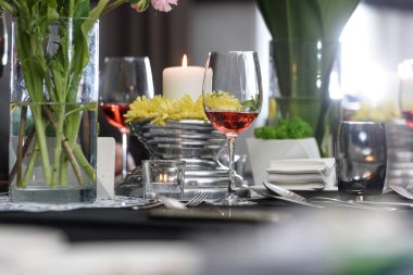 Bir restoranda servis masasında bir bardak kırmızı şarap.