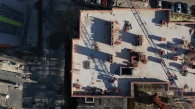 Yüksek Turnalı Yeni Yapılanma Geliştirme Alanında Hava Uçuşu. İnşaat işçileri. Yukarıdan Aşağı Görünüm.