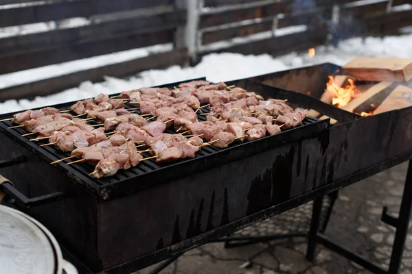 Shashlyk to prepare on an open fire in a mangale. outdoors — Stockfoto