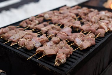 Shashlyk mangala ateş etmeye hazırlanıyor. Açık havada.