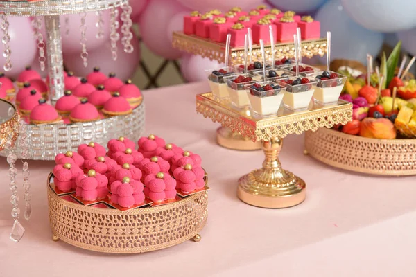 Dessert table for a party. cupcakes, sweetness and fruits — Stockfoto