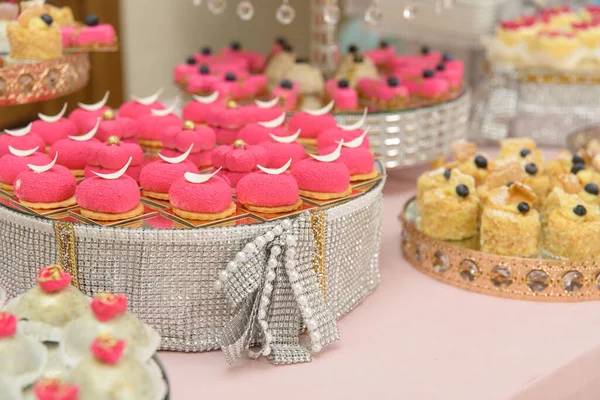 Dessert table for a party. cupcakes, sweetness and fruits — Zdjęcie stockowe