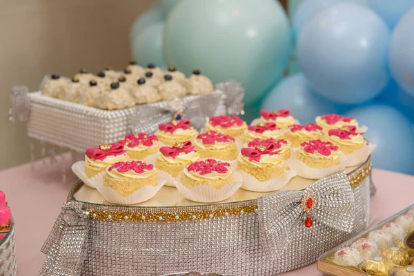 Mesa de postres para una fiesta. magdalenas, dulzura y frutas — Foto de Stock