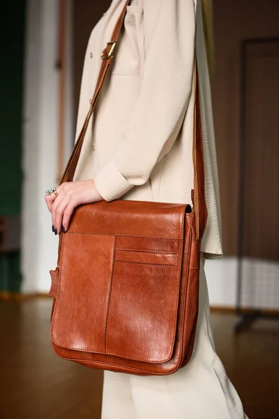 Close-up photo of orange leather bag on womans shoulder — Stock Photo, Image