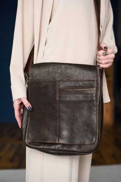 Close-up photo of brown messanger leather bag on womans shoulder — Stock Photo, Image