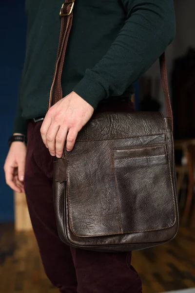 Close-up photo of brown messanger leather bag on mans shoulder — Stock Photo, Image