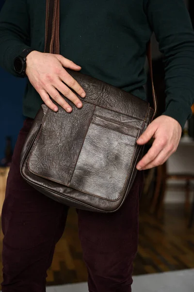 Close-up photo of brown messanger leather bag on mans shoulder — Stock Photo, Image
