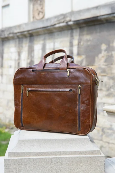 Brown mens shoulder leather bag for a documents and laptop. Outdoors — Stock Photo, Image