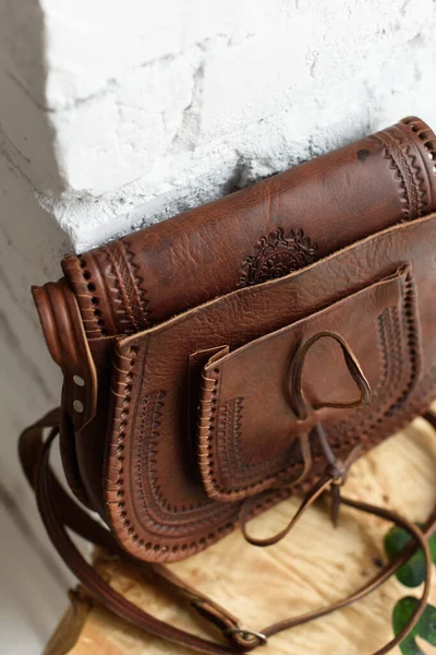 Small brown womens leather bag with a carved pattern. selective focus — Stock Photo, Image