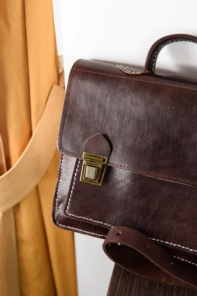 Коричневый кожаный портфель с антикварной и ретро выглядит для человека — стоковое фото