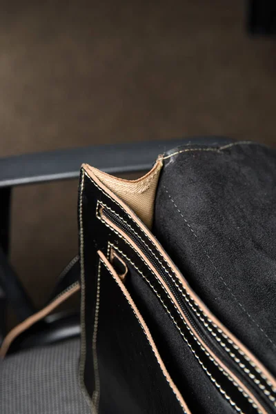 Details of open empty black mens shoulder leather bag for a documents and laptop. mens leather handmade briefcase — Stock Photo, Image
