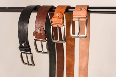 Bir çift renkli erkek, hakiki deri kemer. moda aksesuarlar