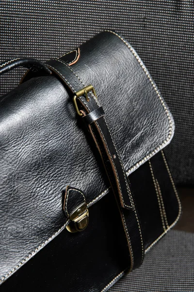 Черный кожаный портфель с антиквариатом и ретро искать мужчину на офисном стуле. Фото сделано в конференц-зале — стоковое фото