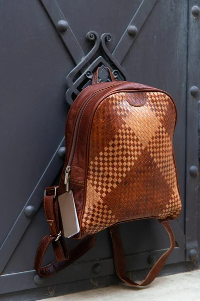 Brun läder ryggsäck med ett mönster — Stockfoto