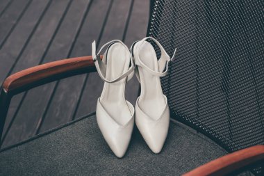 Moda. Tarz. Ayakkabılar. Kadınlar sandalyede gri bot ayakkabıları