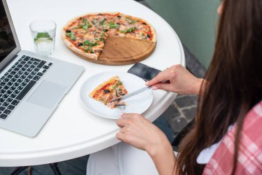 Pizza restoranında çalışırken pizza yiyen iş kadınlarının en iyi görüntüsü.