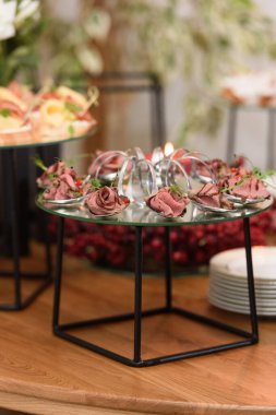 Aslen carpaccio servis edilir. Carpaccio ince ince dilimlenmiş ya da öğütülmüş çiğ et tabağıdır ve daha çok meze olarak sunulur..