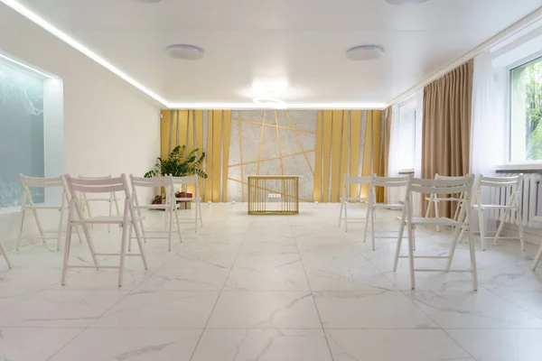 Räume für feierliche Zeremonien. weiße und goldene Farben — Stockfoto