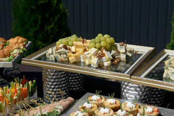 Käseteller mit verschiedenen Vorspeisen auf dem Tisch — Stockfoto