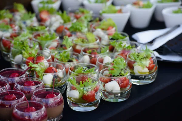 Mała porcja greckiej sałatki z pomidorami wiśniowymi w szklance, zbliżenie — Zdjęcie stockowe