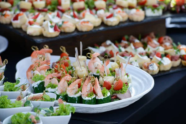 Appetizer of cucumber with shrimp and cream cheese on a skewer closeup on a white plate. horizontal — Stock Photo, Image