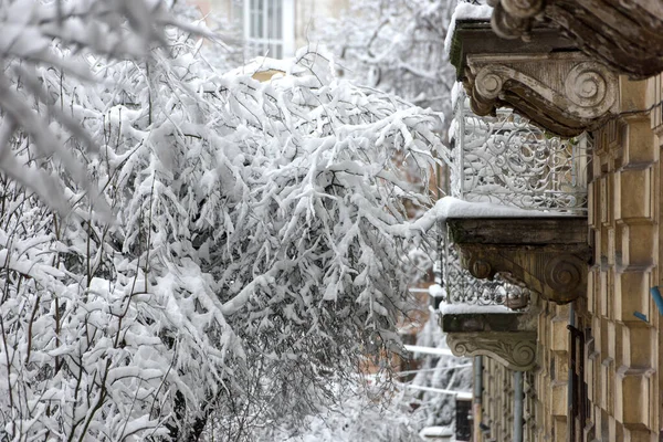 Varandas da casa velha na neve após a queda de neve — Fotografia de Stock