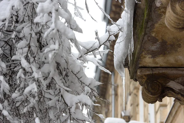 Varandas da casa velha na neve após a queda de neve — Fotografia de Stock