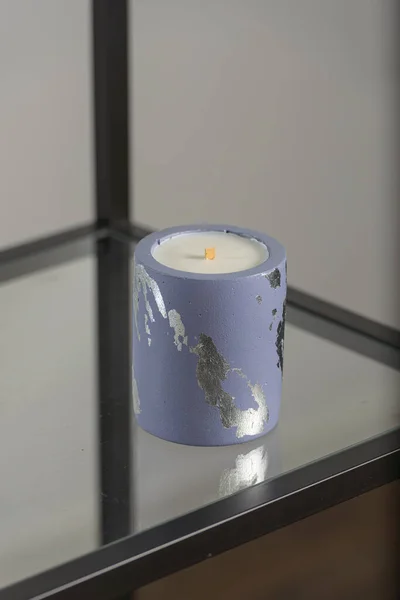Suporte de vela redonda com manchas abstratas, concreto azul com chama de prata. foco suave seletivo — Fotografia de Stock